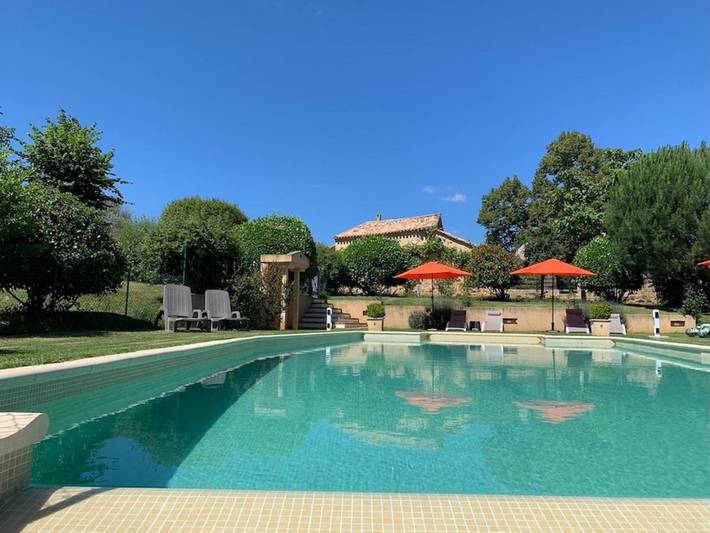 Location de vacances pour 5 personnes, avec piscine ainsi que jardin et terrasse à Biron