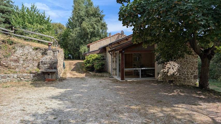 Location de vacances pour 6 personnes, avec jardin et terrasse à Pailharès