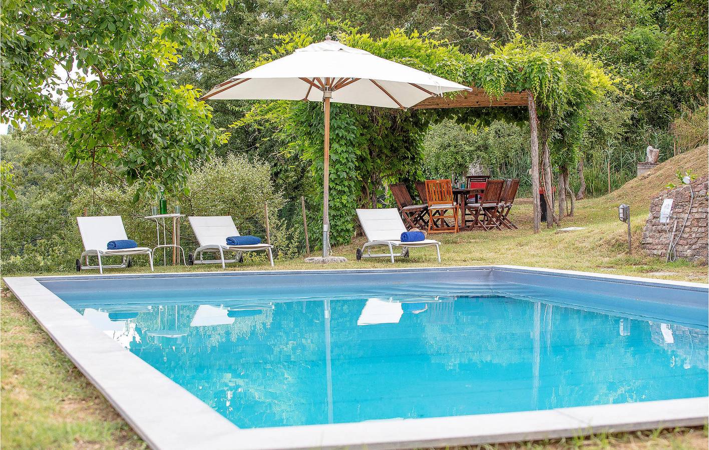 Poolside Garden Apartment mit Parkplatz in Peccioli, Pisa Provinz