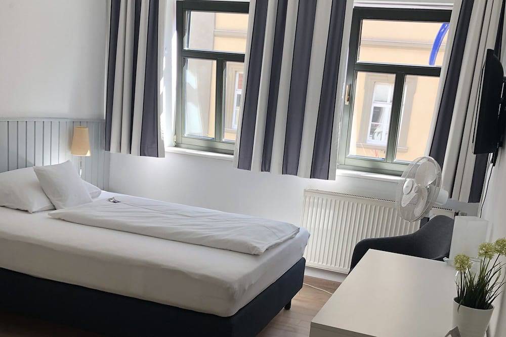 Ganze Wohnung, Einzelzimmer mit Boxspringbett in Bad Neustadt an der Saale, Rhön-Bayern