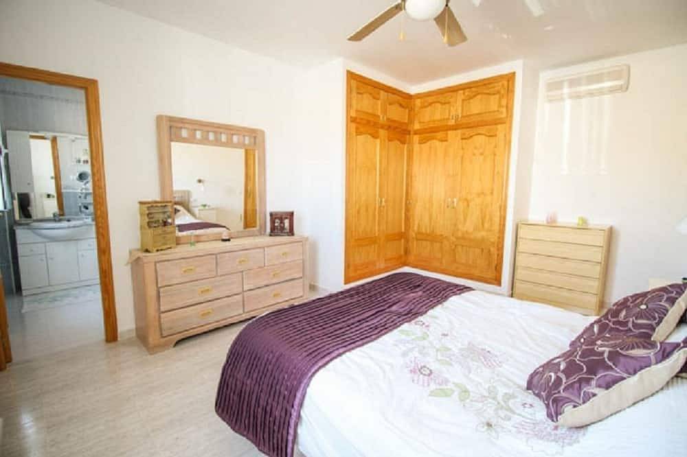 Beautiful Villa, 3-Bed, 3-Bath, Fly-Free Enclosed Private Pool, In Town in Arboleas, Almería Province