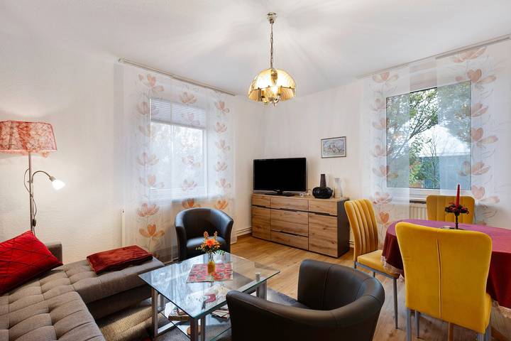 Hel lejlighed, Apartment 'Haus 145' with Private Terrace and Wi-Fi in Halle, Saale-Unstrut