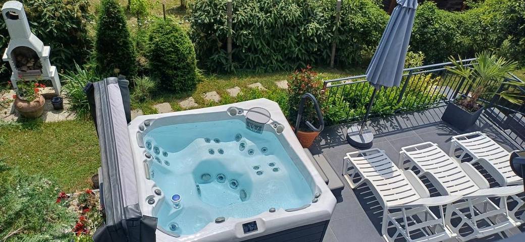 Ferienwohnung für 4 Personen, mit Balkon und Terrasse sowie Garten und Seeblick in Gyenesdias