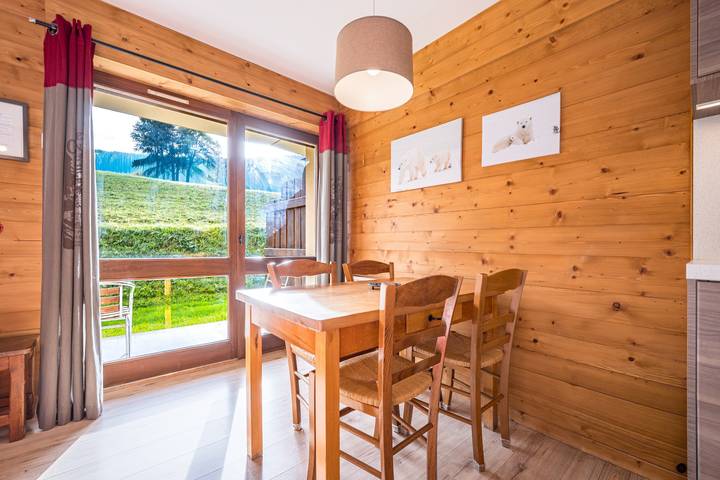Entire studio, Studio Apartment '2 - L'Edelweiss' with Mountain View, Shared Garden and Wi-Fi in Cohennoz, Albertville region