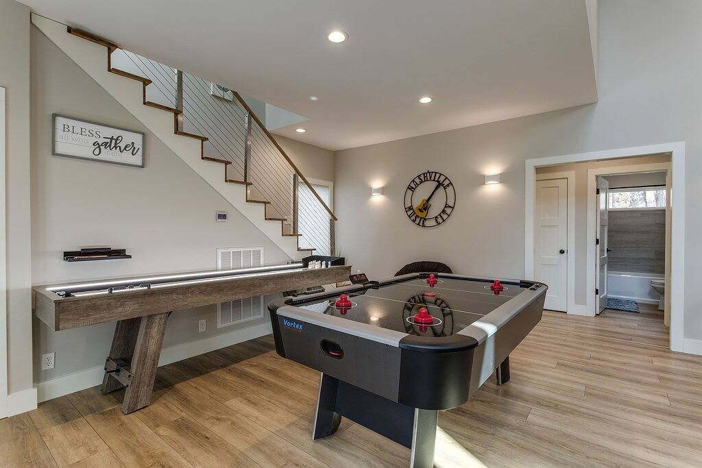 3-Br Luxury Home with Hot Tub & Arcade Games in Grundy County