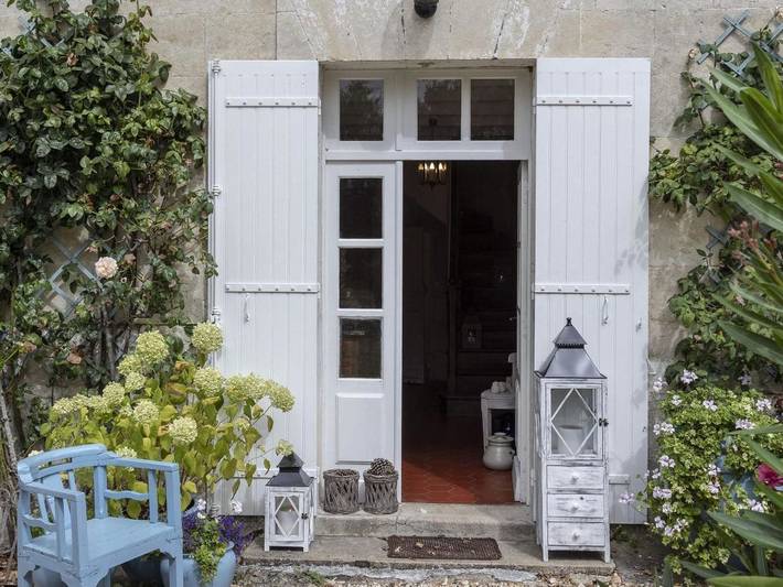 Location de vacances pour 2 personnes, avec Terrasse et Jardin ainsi que Piscine et Vue à Yviers - 2