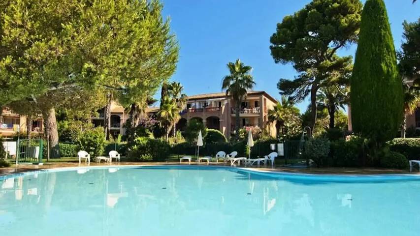 Gîte pour 6 personnes, avec Terrasse ainsi que Jardin et Piscine dans Plage La Badine - 3