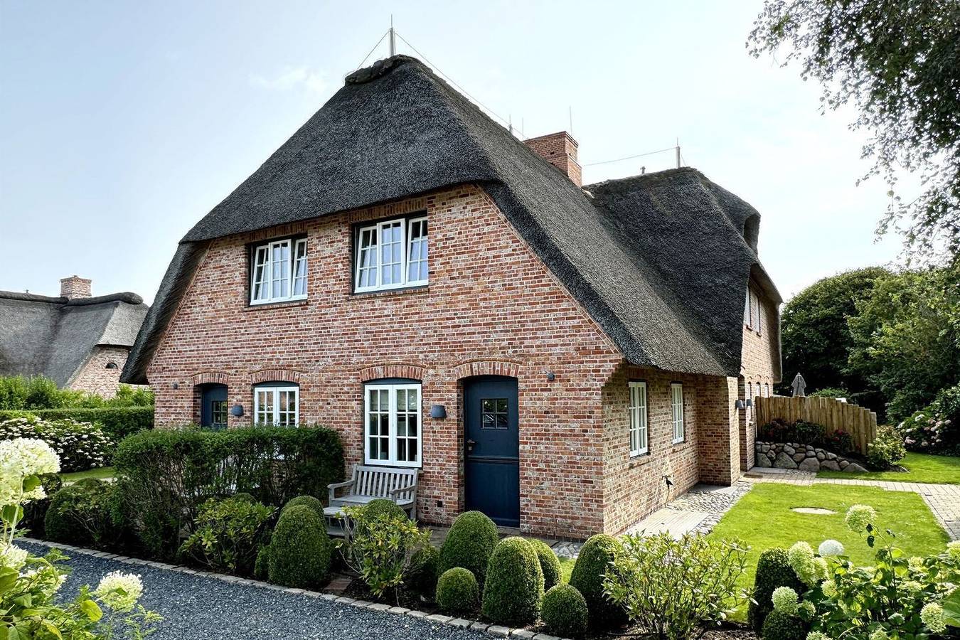 Doppelhaushälfte unter Reet in Morsum. Moderne trifft auf friesische Tradition in Sylt-Ost, Sylt (Gemeinde)