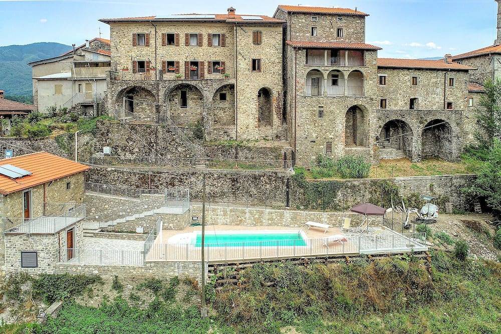 Schönes Haus in Nicciano mit Whirlpool in Piazza al Serchio, Garfagnana