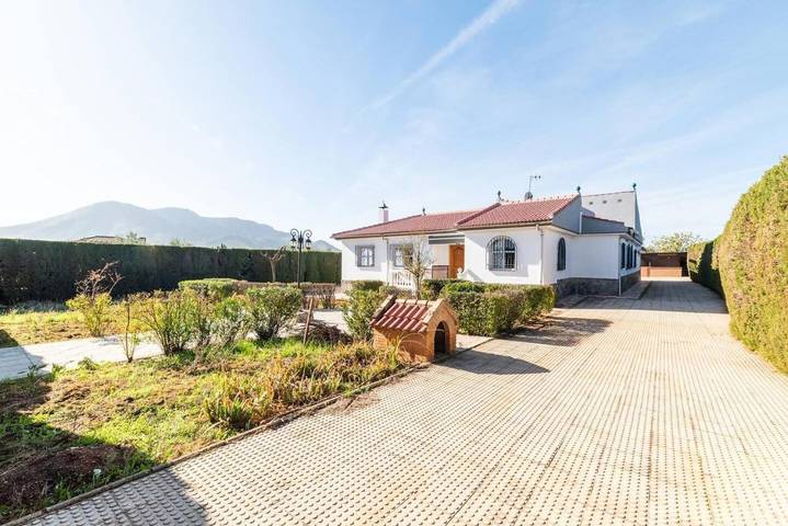 Casa rural para 14 personas, con Balcón y Terraza además de Jardín y Piscina en Colomera - 4