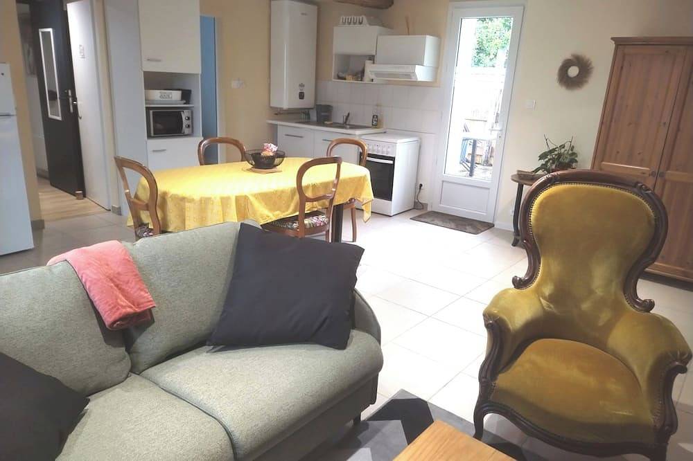 Close to Lac de Grand-Lieu, terrace, private parking in La Chevrolière, Nantes region
