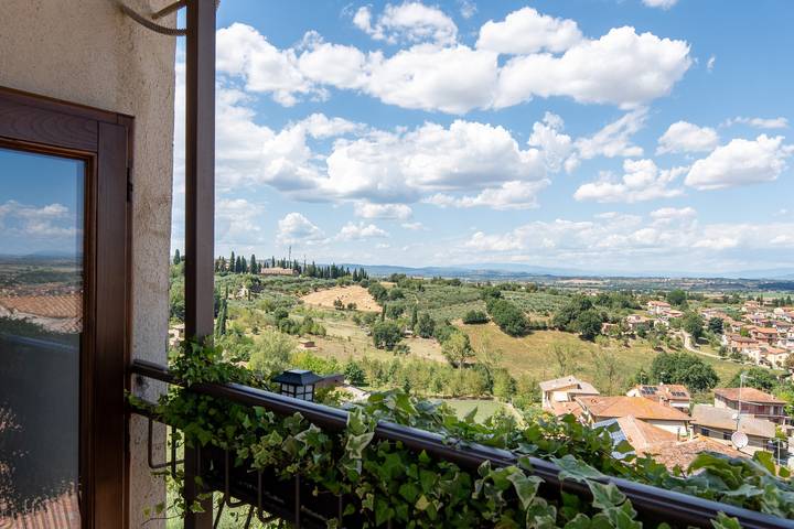 Entire apartment, Apartment 'La Torre' with Balcony, Wi-Fi and Air Conditioning in Torrita di Siena, Chianti