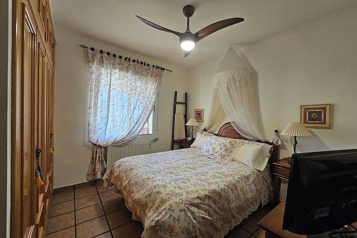 Villa 15 Minuten von Alicante, kostenloses Wlan, Innenpool, ideal für Familien in Tibi, Alicante Provinz