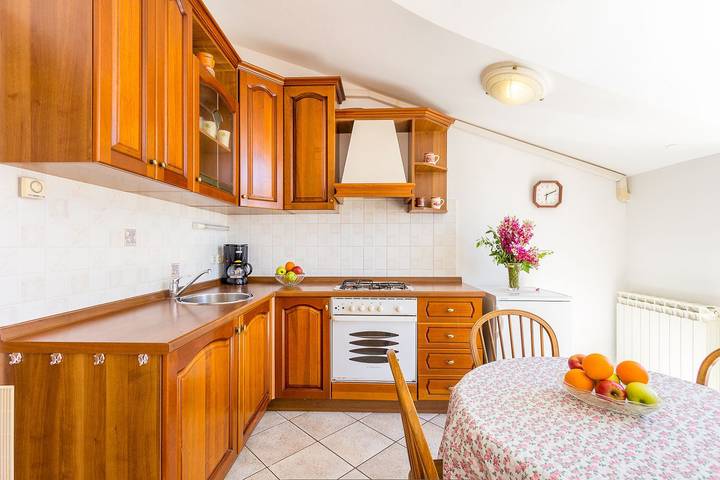 Ganze Wohnung, 50 Meter bis zum Strand mit Meerblick, Küche, Wlan, Klima in Pula-Medulin, Pula