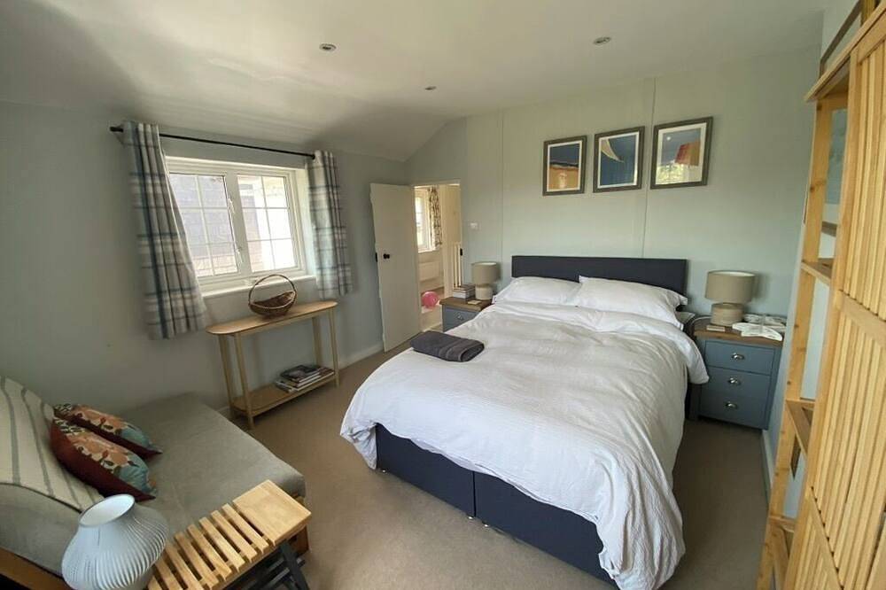 Coastguard Cottage, quiet rural Snowhill Creek in West Witt, short walk to beach in West Wittering Beach, West Wittering