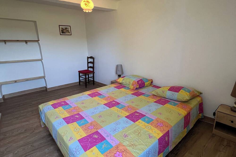 Pretty country house, shaded terrace, river nearby  in Entrecasteaux, Región Brignoles
