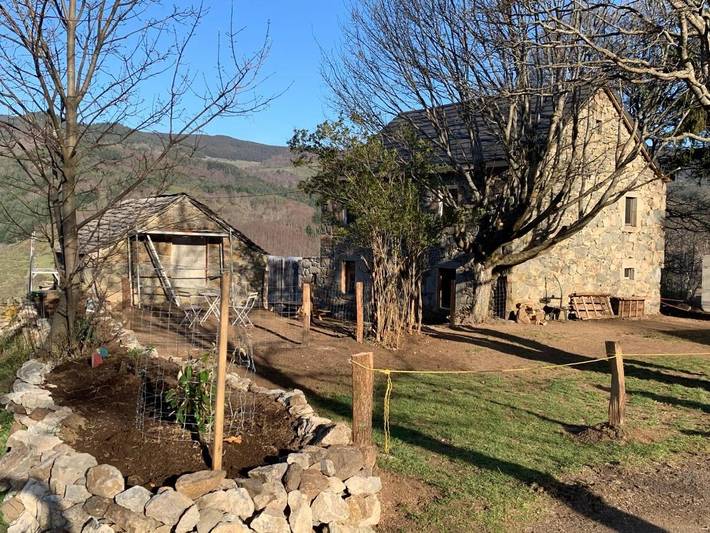 Location de vacances pour 2 personnes, avec vue ainsi que jardin et terrasse, animaux acceptés dans Mont Mézenc - 2
