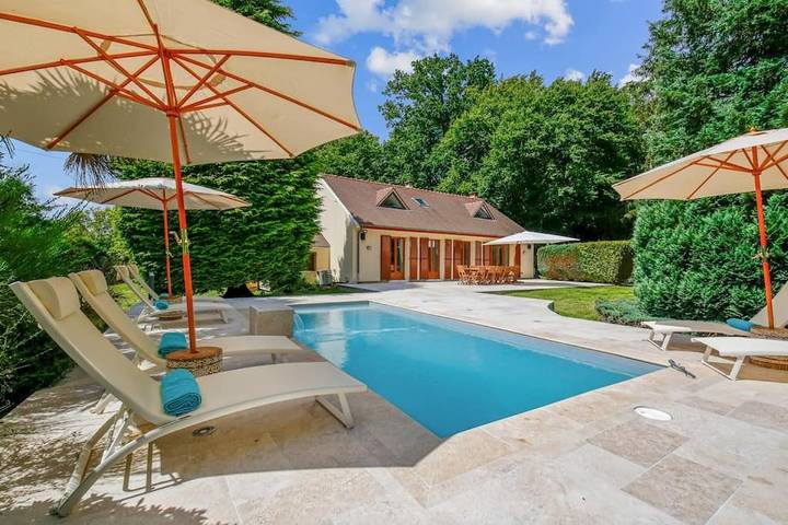 Cottage pour 12 personnes, avec piscine ainsi que terrasse et jardin dans Labosse