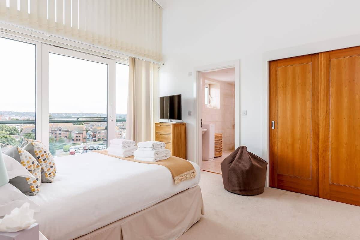 Entire apartment, Casa Lisa - Two-bedroom Penthouse with Large Roof Terrace in Poole, Poole Harbour
