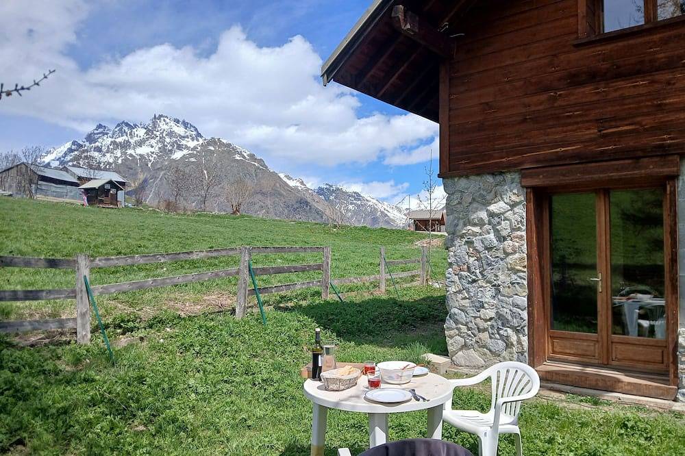 Very sunny chalet at the foot of the slopes, the Ecrins and the paragliding departure point! in Vallouise, Parque Nacional de los Ecrins
