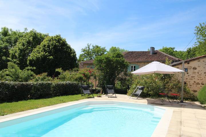 Gîte pour 15 personnes, avec Terrasse ainsi que Jardin et Piscine