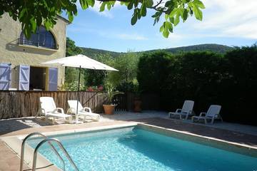 Gîte pour 2 personnes, avec balcon ainsi que piscine et jardin à Le Luc