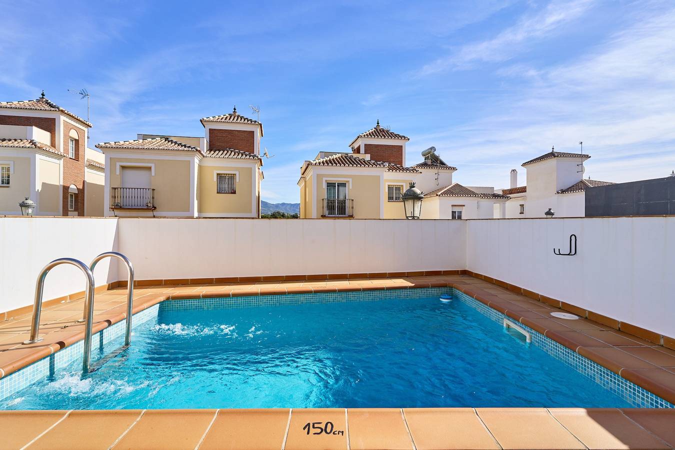 Villa 'Bianca' with Sea Views, Wi-Fi, and Air Conditioning in Urbanization Tropicana, Nerja