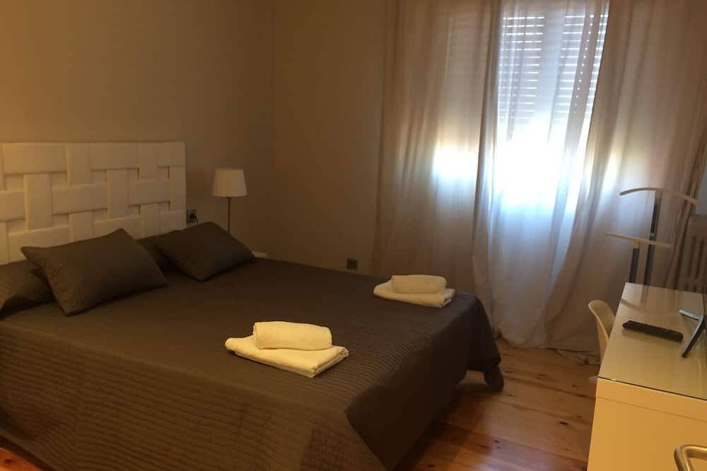 Apartamento entero, Apartamento 'Castellterçol' con vistas a la montaña, terraza privada y Wi-Fi in Castelltercol, Interior de Barcelona