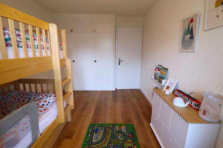 Ganze Wohnung, Draußen: Wohnung im 3. Stock eines fünfstöckigen Gebäudes am Eingang des Dorfes, Aufzug, nach Süden in Saint Luc, Anniviers