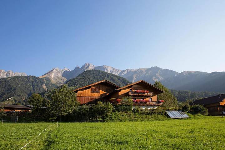Ferienwohnung für 2 Personen, mit Balkon und Terrasse sowie Garten und Ausblick