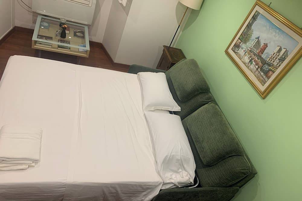 Appartamento intero, City centre apartment in historical building surrounded by green courtyard in Roma, Provincia di Roma