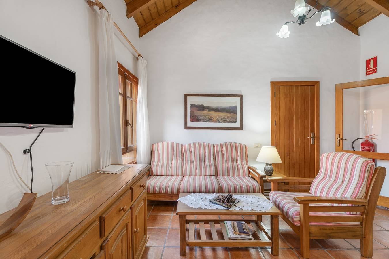 Apartamento entero, Apartamento 'El Ciruelo' con vistas al mar, terraza compartida y Wi-Fi in El Mocanal, Valverde