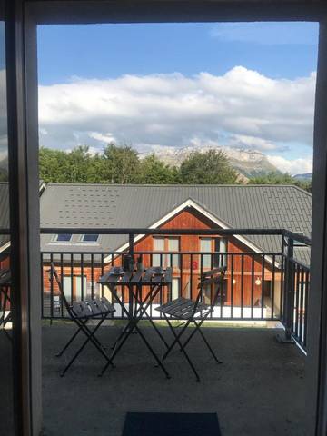 Gîte pour 2 personnes, avec piscine ainsi que vue et balcon dans La Féclaz