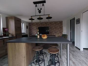 Gîte pour 2 personnes, avec piscine ainsi que vue et jardin dans Ostheim