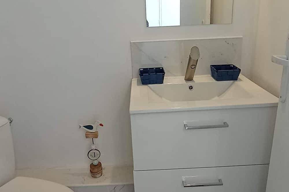 Entire apartment, Le Krogen - Studio 300m from the port in Locmiquélic, Côte des Mégalithes