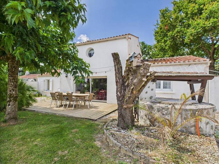 Location de vacances pour 8 personnes, avec Terrasse ainsi que Jardin et Vue à Saint-Révérend