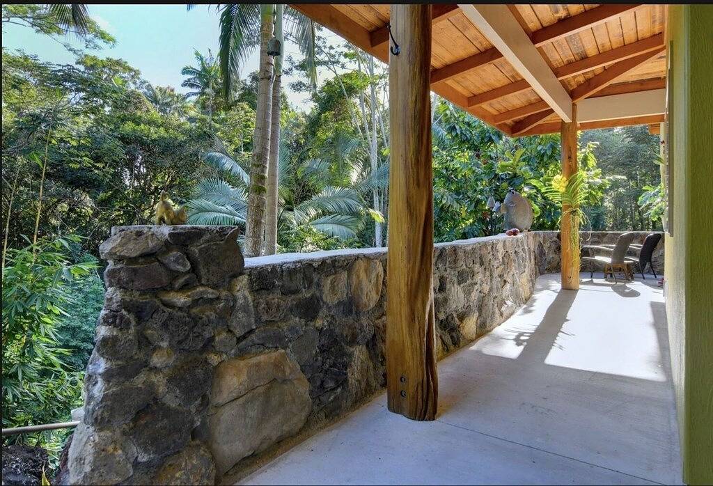 Jungle view bedroom with private entrance,outdoor private Bali style bathroom in Hilo, North Hilo