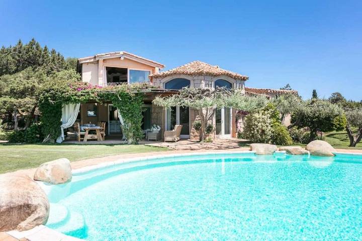 Appartamento per 10 persone, con Balcone e Terrazza nonché Giardino e Piscina a Porto Cervo