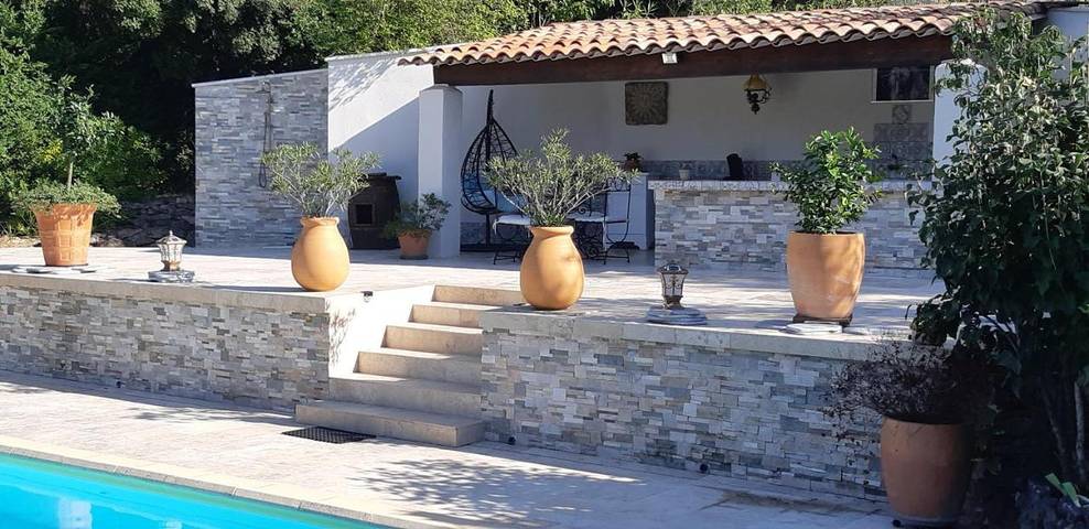 Location de vacances pour 2 personnes, avec vue ainsi que piscine et jardin à Belcodène - 4