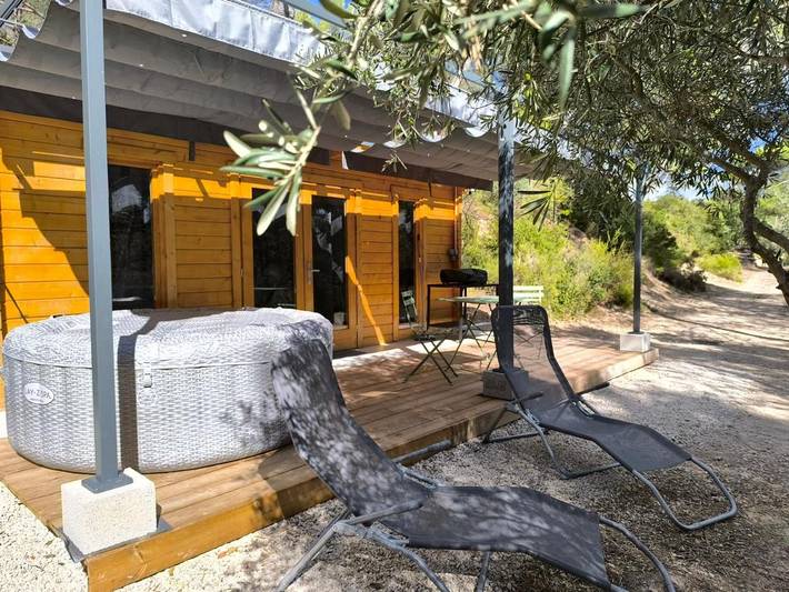 Gîte pour 3 personnes, avec jardin ainsi que piscine et jacuzzi à Aurons