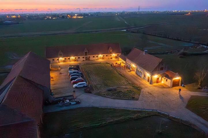 Gîte pour 21 personnes, avec jardin ainsi que piscine et vue à Furnes