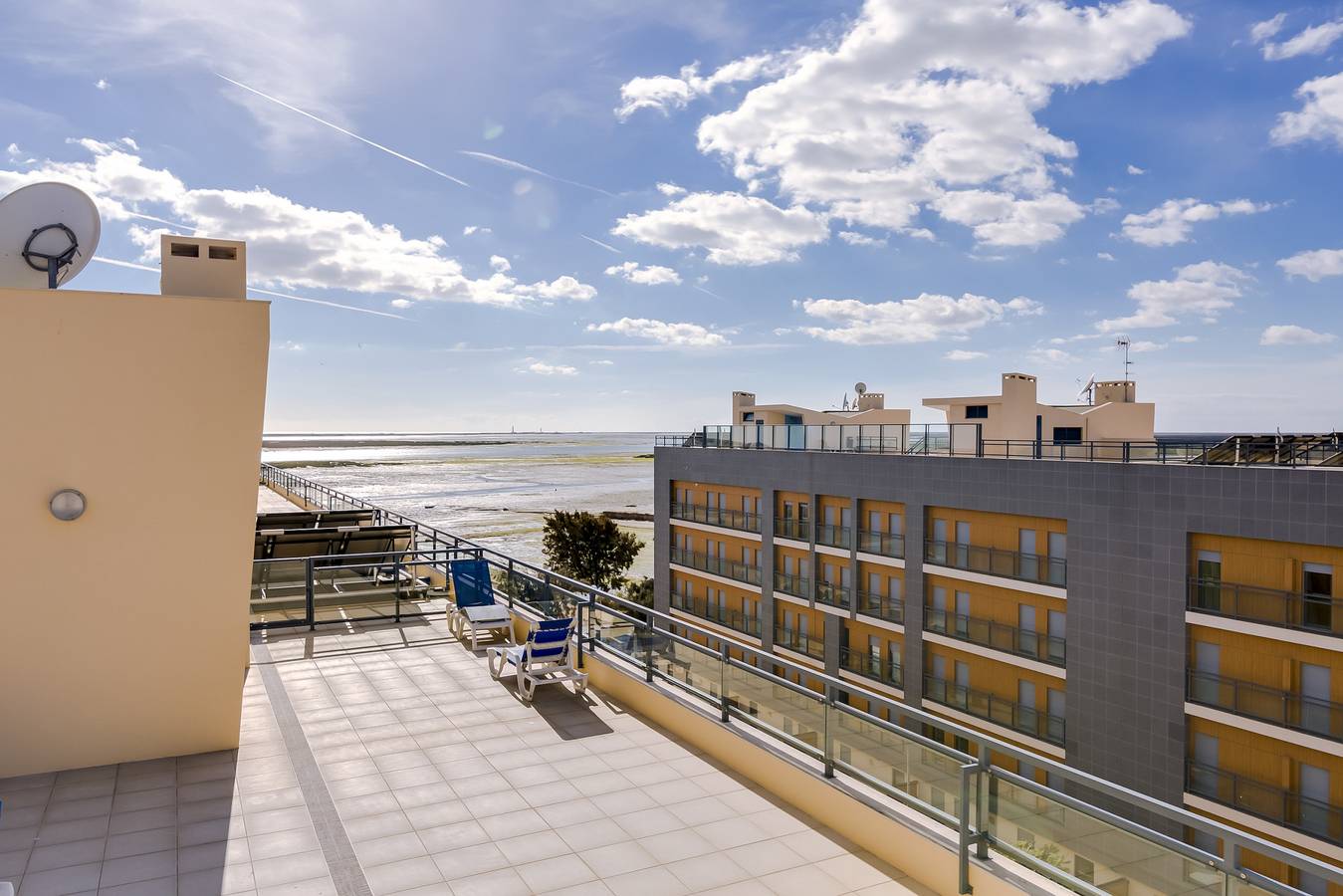 Ganze Wohnung, Ferienwohnung für 4 Personen mit Terrasse in Olhão, Parque Natural da Ria Formosa