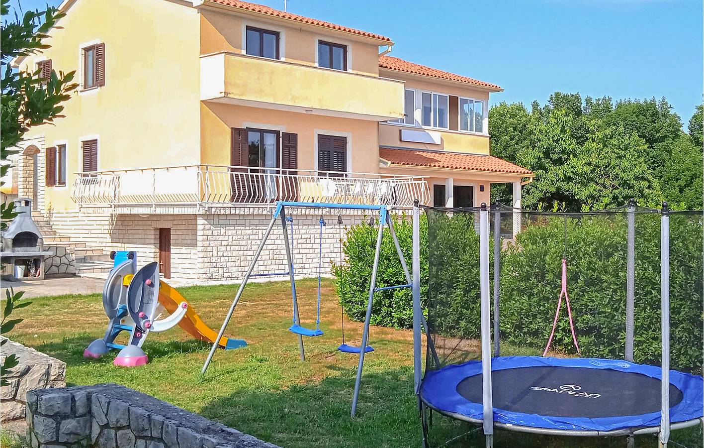 Holiday home for 8 people with garden in Presika, Eastcoast Istria