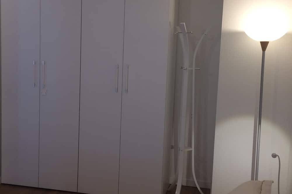 Entire apartment, Centro Senza Barriere Architettoniche Con Park Privato Diretto All'Ascensore in Trieste, Carso