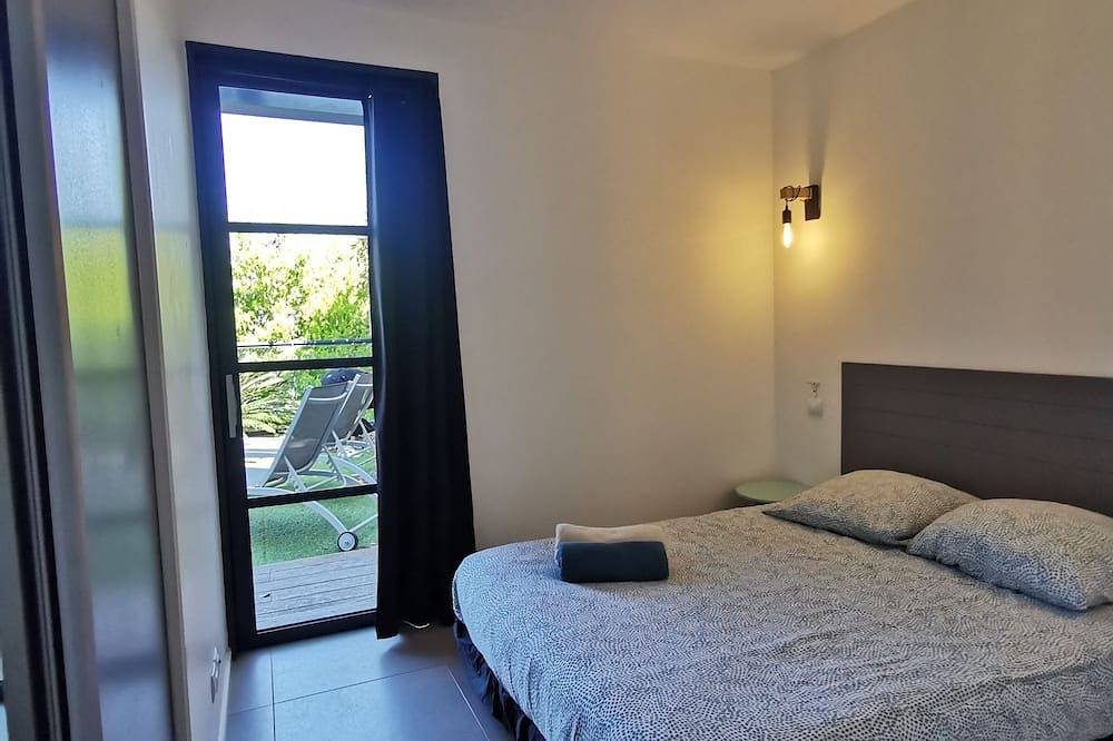 Villa 1 contemporaine avec piscine, 4 chambres, 3 sdb, 2Wc, parking voiture éléc in Hyeres, Parc national Port-Cros
