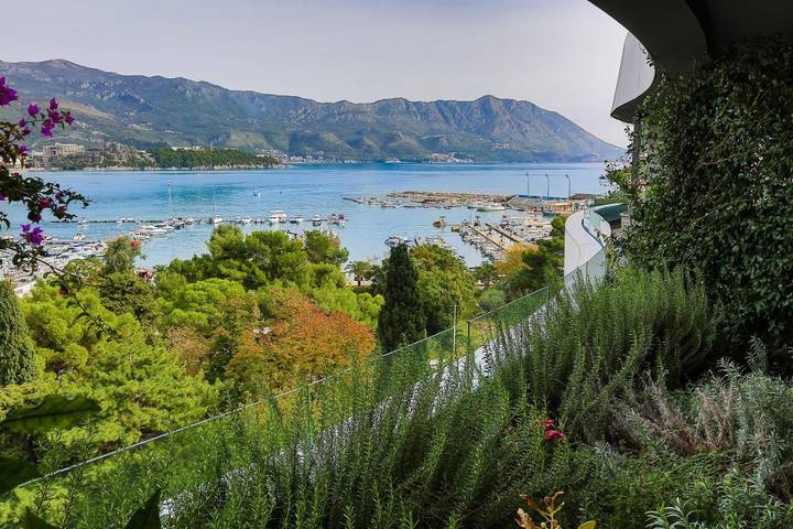 Apartament wakacyjny dla 6 osób, z widok i taras w Budva