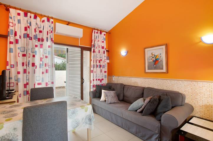 Casa de vacaciones 'Haus Brigitte' con piscina compartida, Wi-Fi y aire acondicionado in Maspalomas, San Bartolomé de Tirajana
