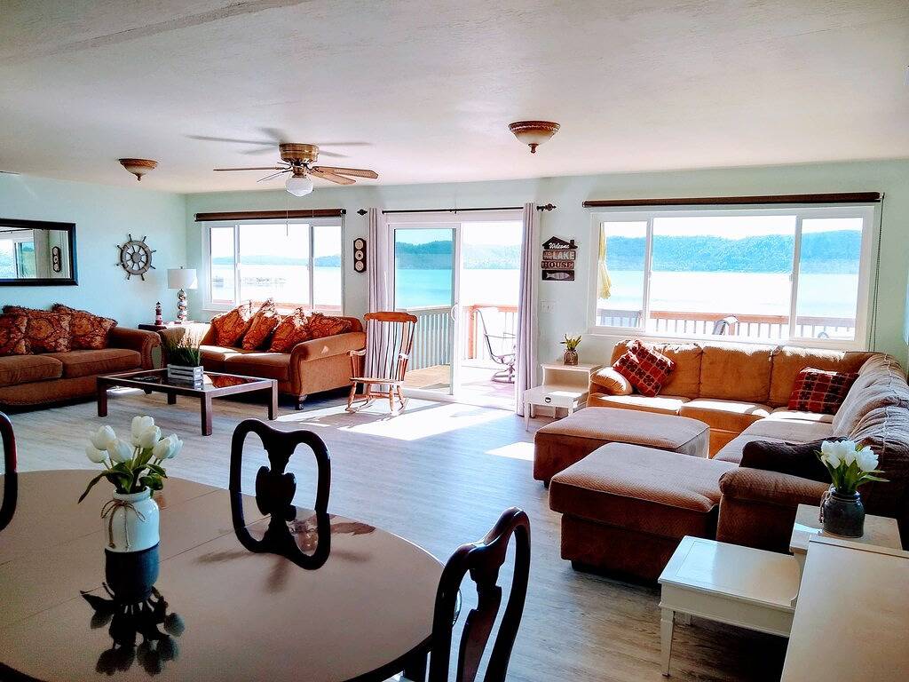 Wunderschönes Haus am See mit spektakulärer Aussicht, neues Deck / privates Dock für 6 Personen in California North Coast