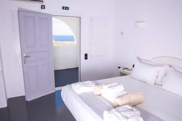 Villa for 4 People in Finikia, Santorini, Photo 1