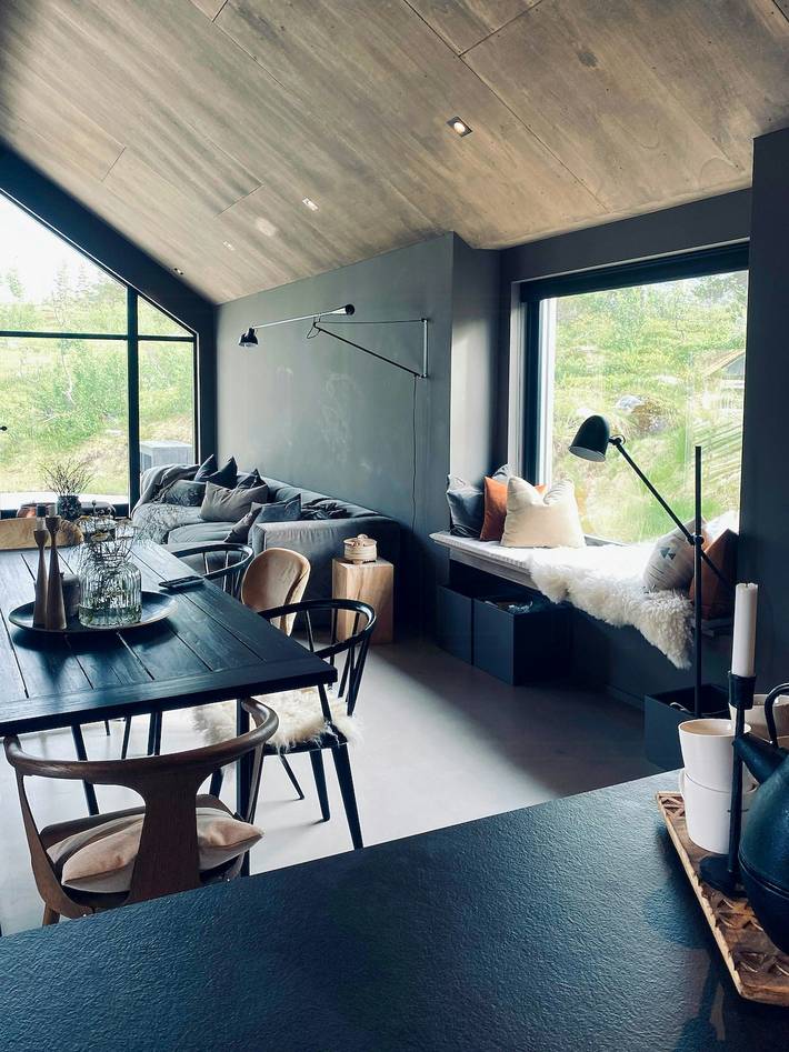 Moderne Hütte am Auersvatn und Skipisten in Hovden, Bykle